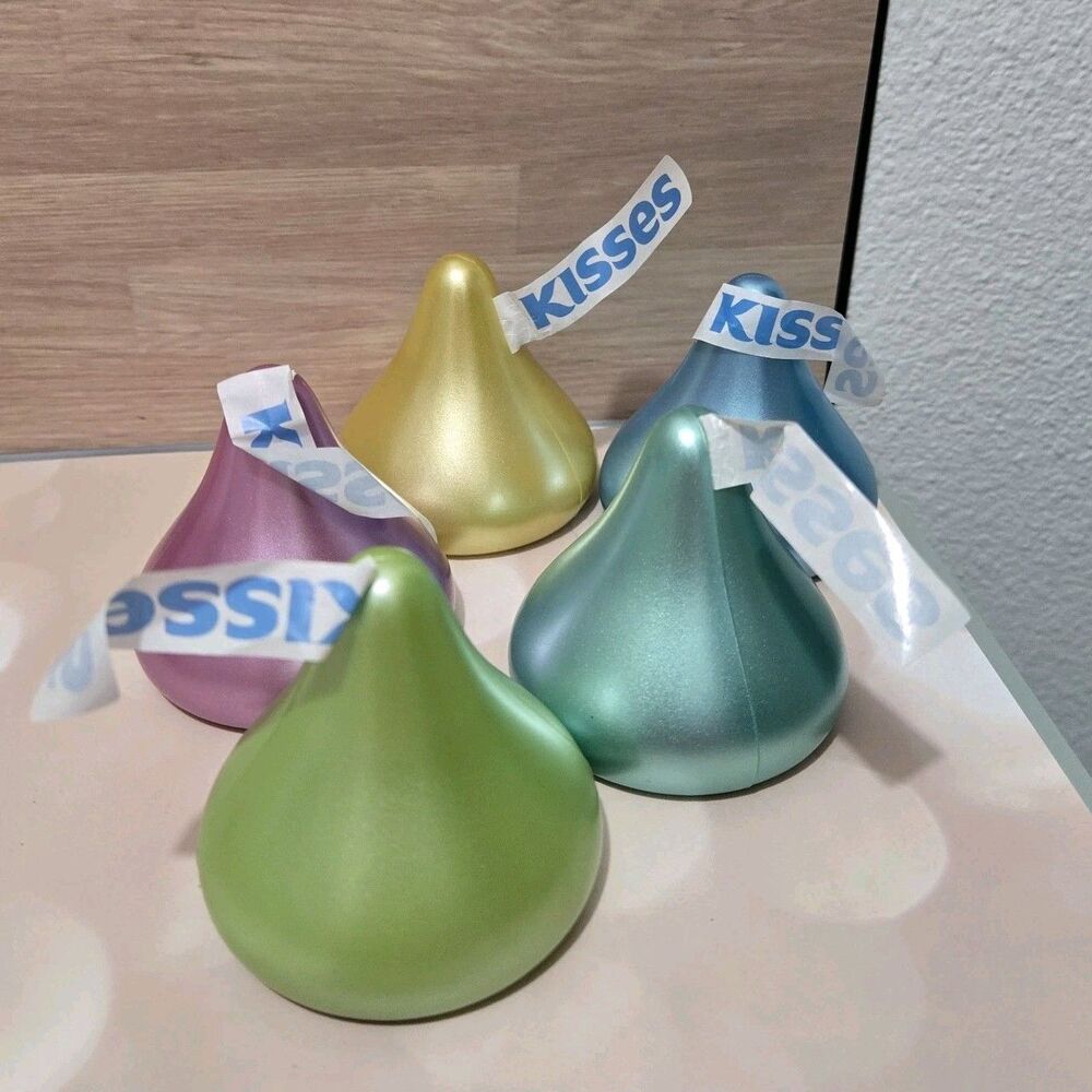 5 Hershey’s KISSES Candy Capsule Mini Die-Cast Pull-Back Toy Car for Easter